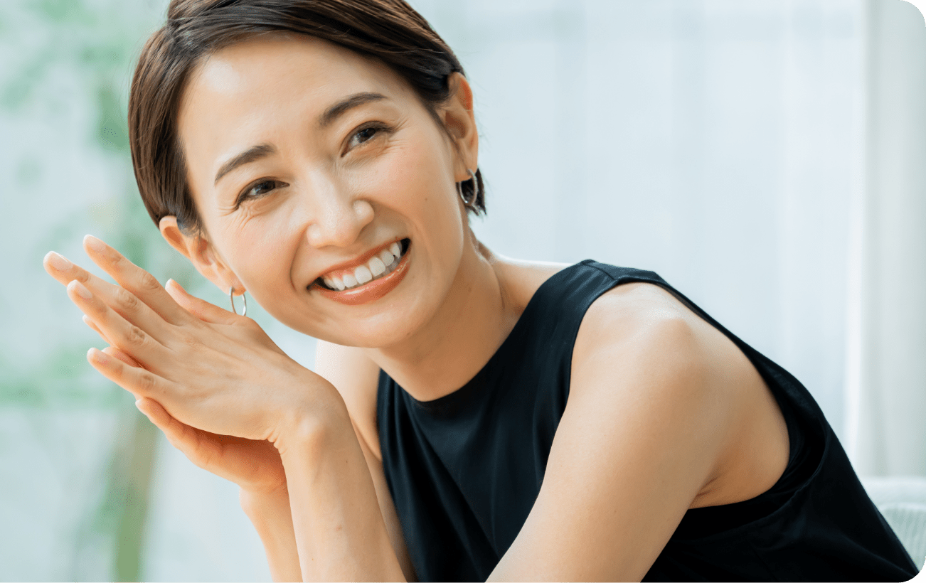 歯を見せてる女性