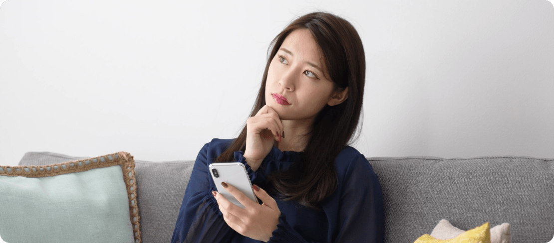 考える女性