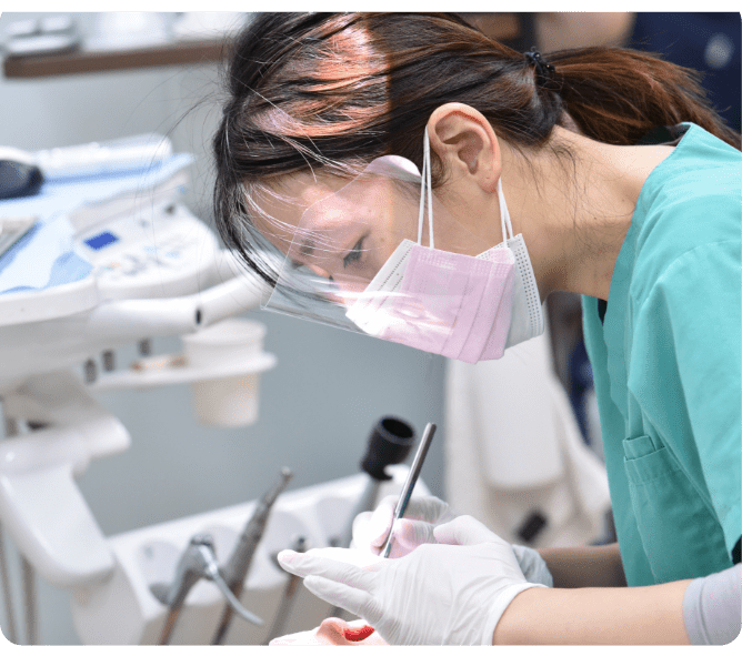 女医による治療中の様子