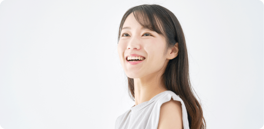 歯を見せて笑う女性