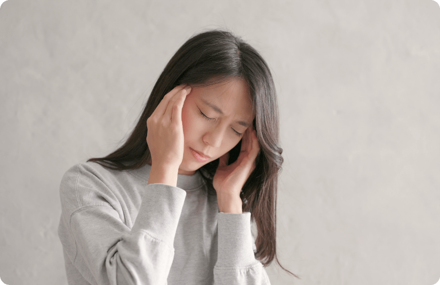 頭を抱える女性