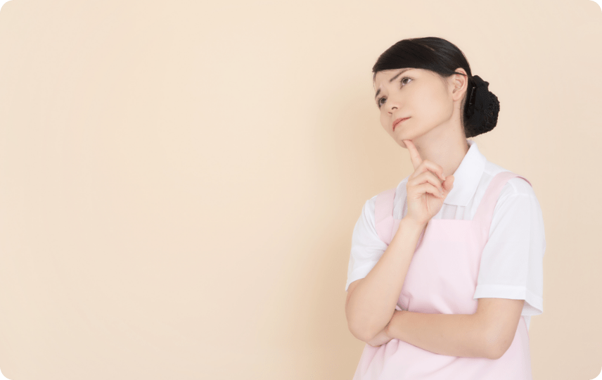 女性が首を傾げてる様子