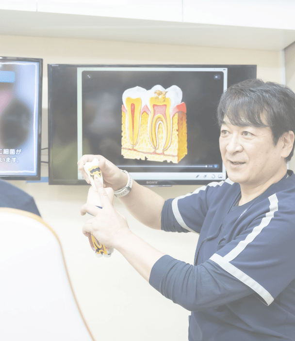 先生が患者さんに話をしている様子