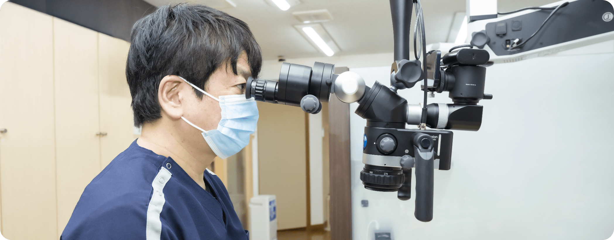 顕微鏡で観察するはやしだ先生