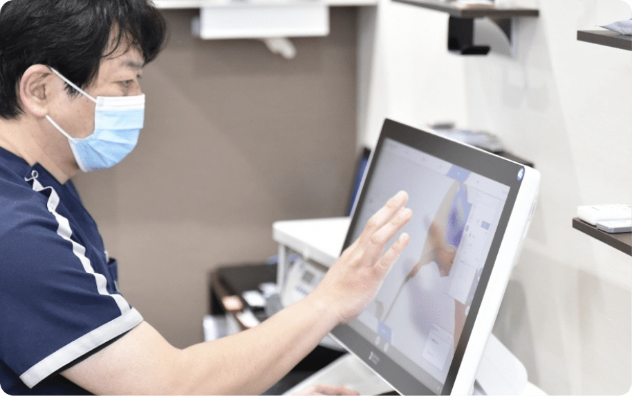 先生がタブレットを確認中