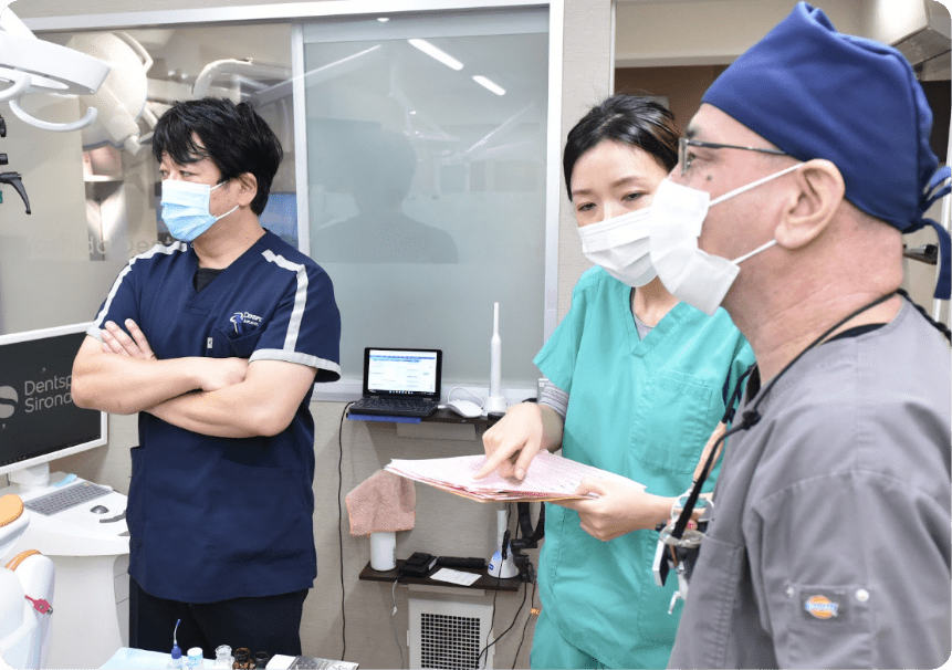スタッフにが話し合う様子